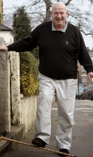 Monsieur Young après portant ses semelles de cuivre